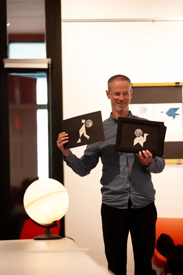 L'auteur Simon Priem anime son atelier Si tu pouvais décrocher la lune. Il présente des illustrations en tangram de son album éponyme.