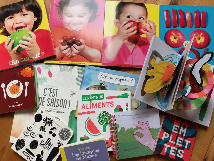 On voit plusieurs livres dont le thème tourne autour de l'alimentation : "qui suis-je" de Claire Dé "Emplettes" "C'est de saison !" "Ail ou Oignon" "Les lasagnes de mamie" "Oh ! Colette" "Une graine" Et encore d'autres