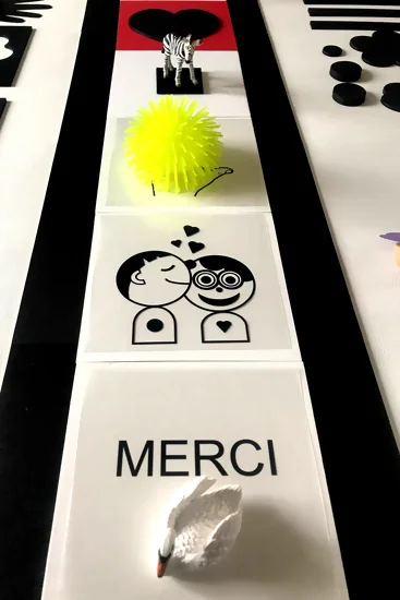 Une suite de pictogrammes sont placés en ligne afin de former une phrase poétique Crédit photo : Marie Moskwa