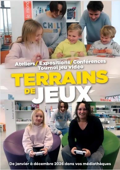Couverture du flyer de terrain de jeu du projet Valenciennes métropole. c'est une image en deux parties, en haut des enfants jouent à un jeu de cartes avec deux ados derrière eux qui regardent le jeu. En dessous une adulte joue aux jeux vidéos avec deux enfants assis sur des sièges en médiathèque. Les regards sont tournés vers le lecteur. Entre les deux, le titre "terrains de jeux" sépare la page.