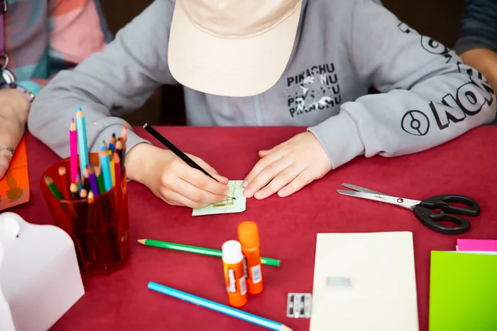 Un enfant est en train de dessiner et colorier une carte pendant un atelier des Journées du Patrimoine. Crédit photo : Kalimba