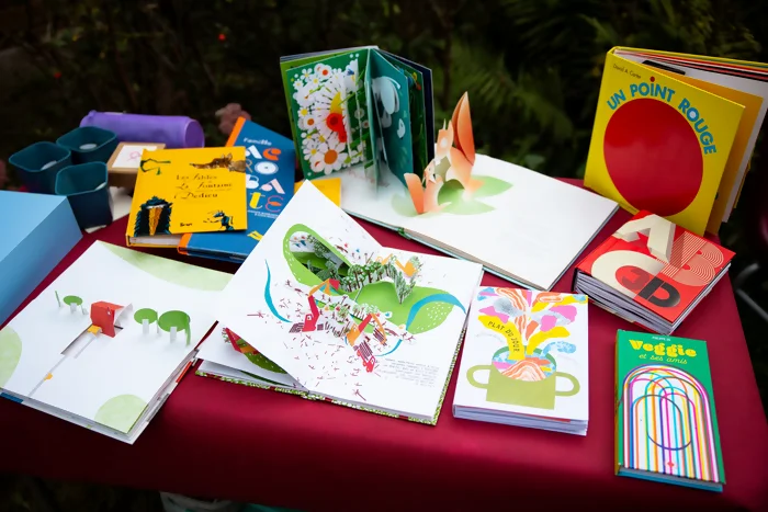 Table des livres de Perluette pendant les Journées du Patrimoine. Ce sont des livres pop-up, la table est très colorée. Crédit photo : Kalimba
