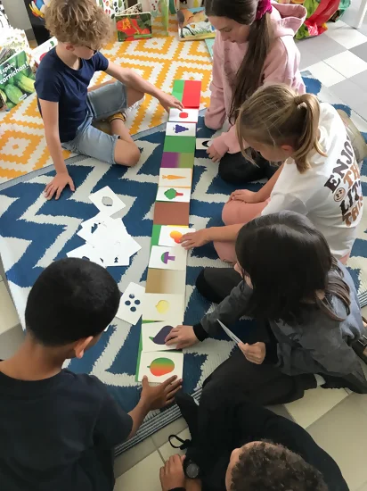 un groupe d'enfant travaille sur un atelier proposé par perluette