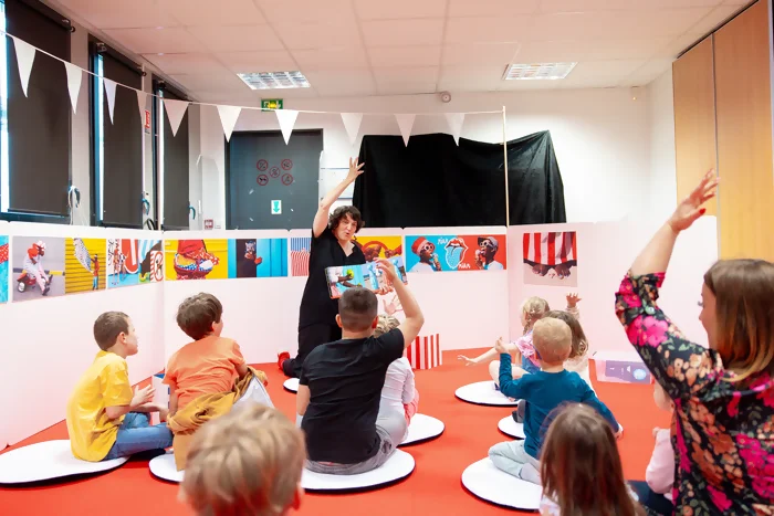 Claire Dé devant une assemblée d'enfants
