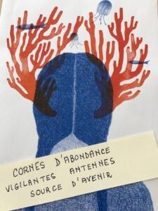 Un dessin de Waï-Waï, une petite fille de dos avec des nattes, de sa tête semblent pousser des coraux. Des poissons et méduses nagent entre ses branches. Sur ce dessin, une feuille est posée avec un haïku écrit dessus "cornes d'abondance vigilances antennes source d'avenir"