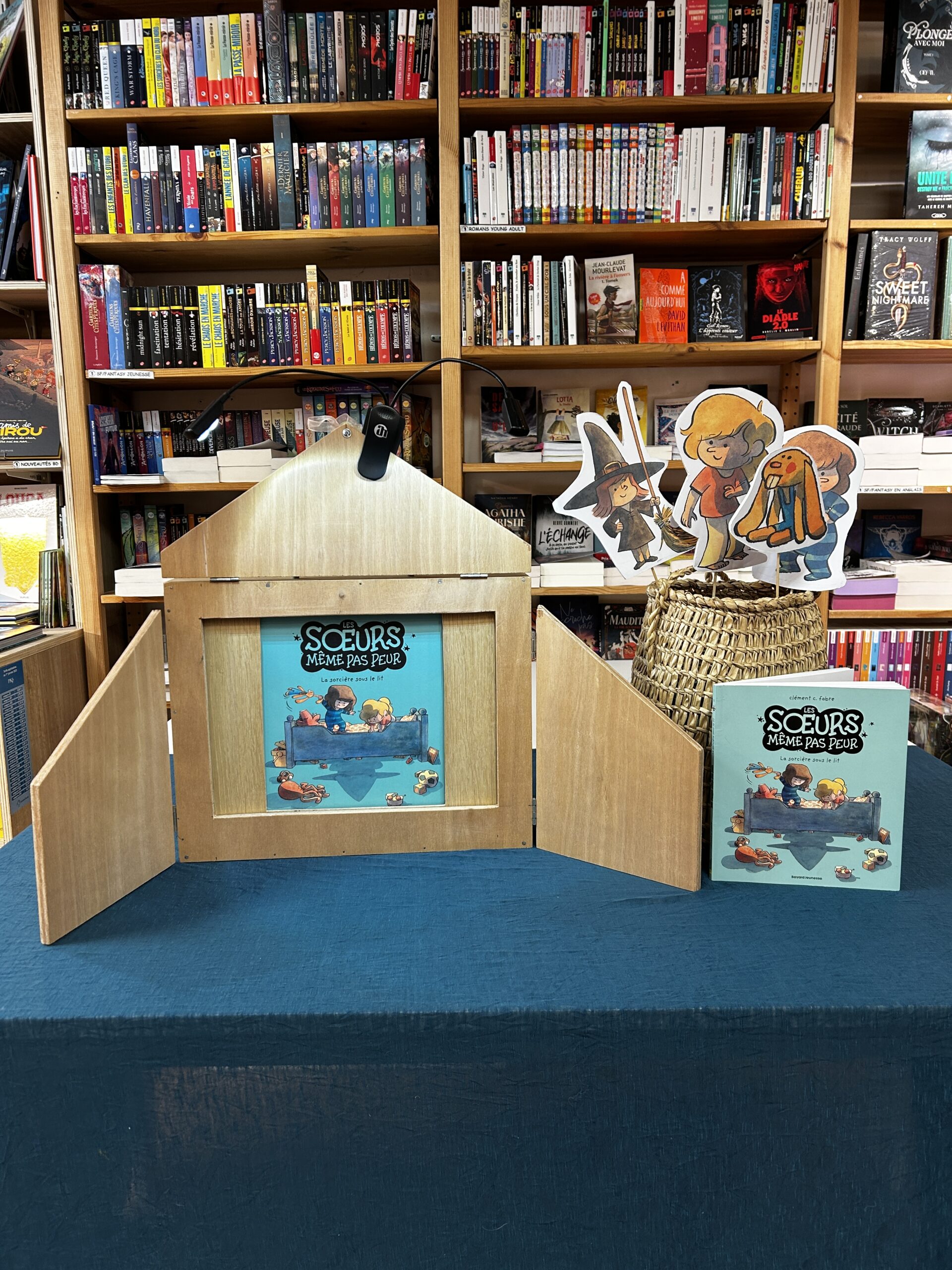 Un butaï (petit théâtre d'images en bois) est installé sur un table pour la lecture de la BD "Les soeurs même pas peur".