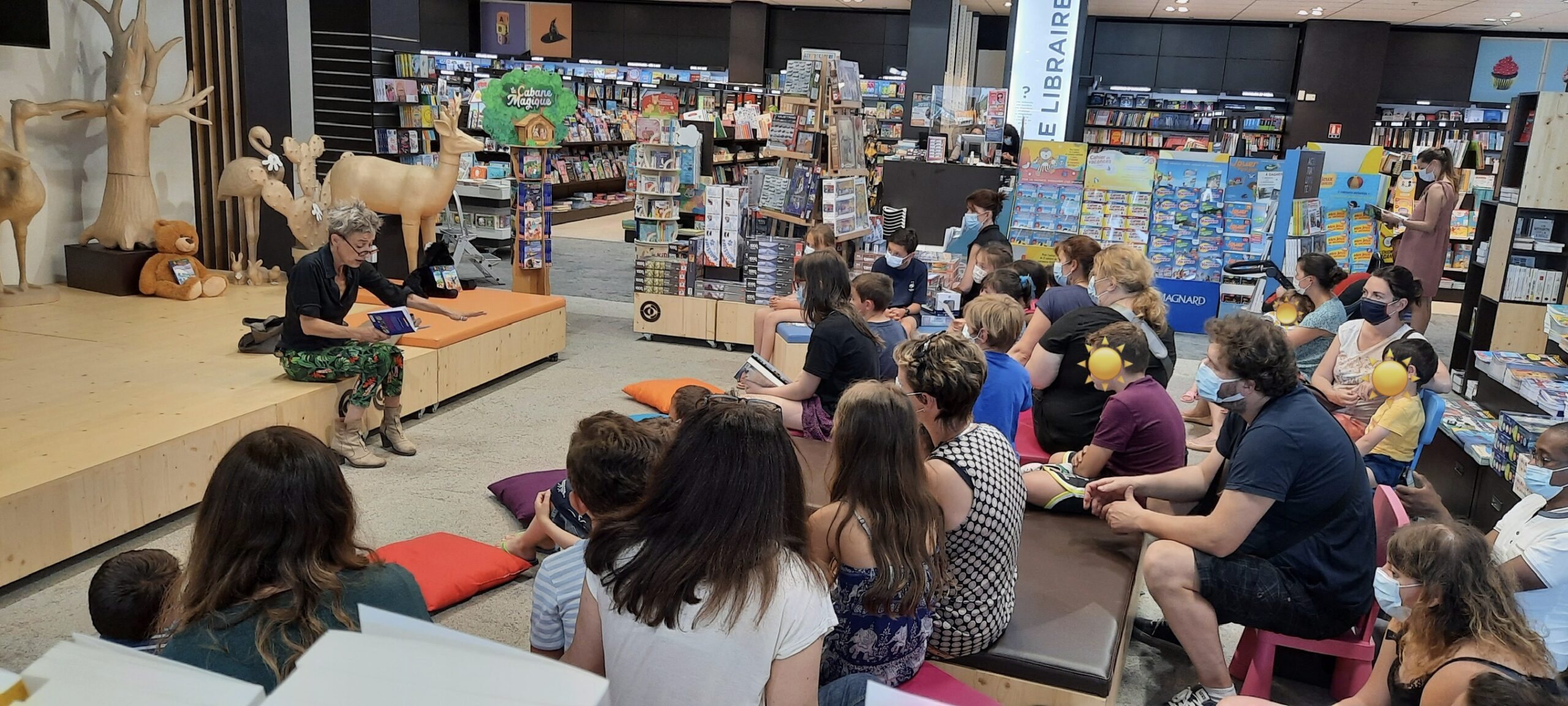 Lecture d'un roman par la comédienne Nathalie Pagnac dans une librairie avec un public nombreux.